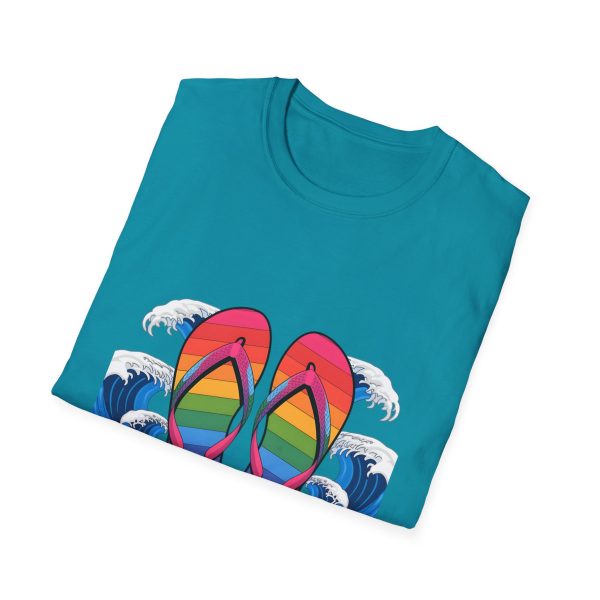 Tshirt LGBT+ tongs flottant dans l'eau design coloré et décontracté pour célébrer la fierté LGBTQ+ et l'amour universel shirt t-shirt - Image 100