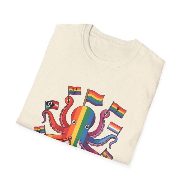 Tshirt Drapeau LGBT pieuvre tenant un drapeau arc-en-ciel et d'autres drapeaux design coloré et amusant pour célébrer LGBTQ+ shirt t-shirt - Image 40