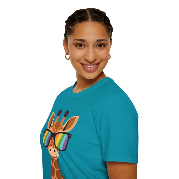 Tshirt LGBT+ girafe avec lunettes de soleil et rayure arc-en-ciel design humoristique et stylé pour fierté et soutien LGBTQ+ shirt t-shirt - Image 105