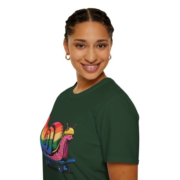 Tshirt LGBTQ+ escargot en skateboard avec fond arc-en-ciel design ludique et vibrant pour célébrer la fierté et inclusion LGBTQ+ t-shirt - Image 81