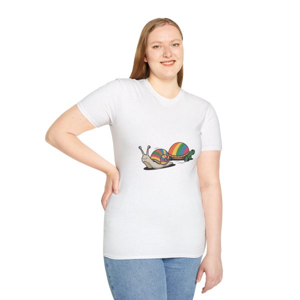 Tshirt LGBT+ deux escargots assis l'un à côté de l'autre design mignon et coloré pour célébrer l'amour et la diversité LGBTQ+ shirt t-shirt - Image 17