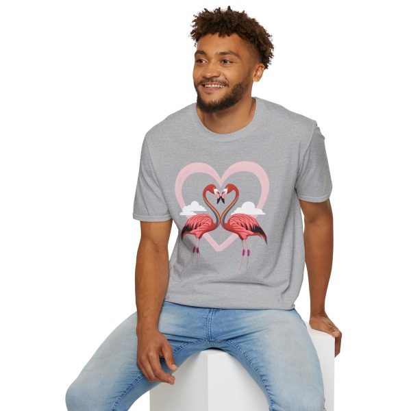 Tshirt LGBTQ+ flamants roses formant un coeur design symbolique et symbolique pour célébrer l'amour et la diversité LGBTQ+ shirt t-shirt - Image 36