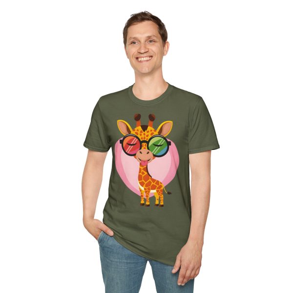 Tshirt LGBT+ girafe avec lunettes et coeur illustration colorée et amusante pour sensibilisation et soutien LGBTQ+ shirt t-shirt - Image 67