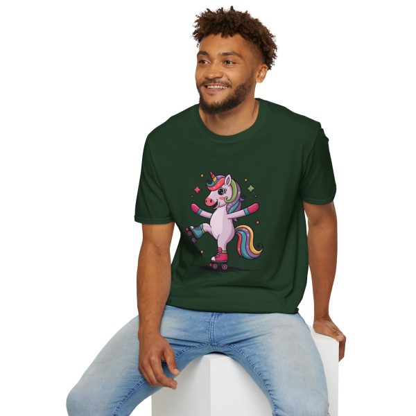 Tshirt LGBTQ+ licorne en skateboard sur fond noir design cool et coloré pour soutien à la fierté et diversité de la communauté LGBT+ t-shirt - Image 84