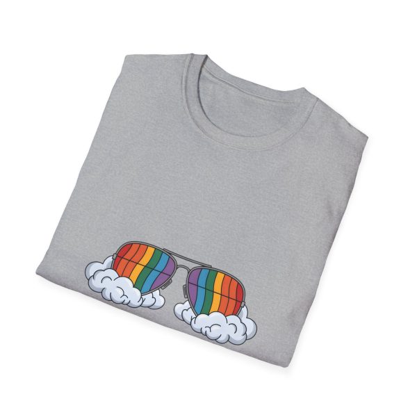 Tshirt LGBTQ+ lunettes de soleil arc-en-ciel avec nuages sur fond noir design stylé et éclatant pour célébrer la diversité LGBTQ+ t-shirt - Image 28