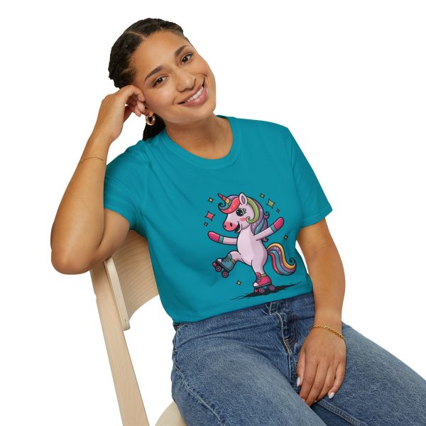 Tshirt LGBTQ+ licorne en skateboard sur fond noir design cool et coloré pour soutien à la fierté et diversité de la communauté LGBT+ t-shirt - Image 106