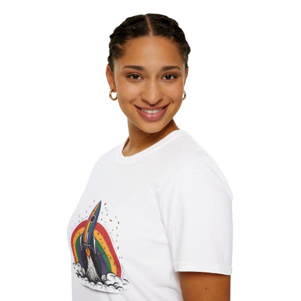 Tshirt LGBT+ fusée avec arc-en-ciel en arrière-plan design futuriste et coloré pour fierté et soutien à la communauté LGBTQ+ shirt t-shirt - Image 21