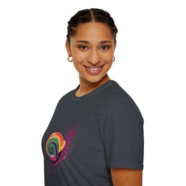 Tshirt Drapeau LGBT escargot assis sur un flocon de neige design mignon et coloré pour sensibilisation à la diversité LGBTQ+ shirt t-shirt - Image 9