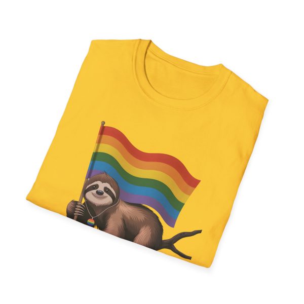 Tshirt Drapeau LGBT paresseux tenant un drapeau arc-en-ciel sur une branche design amusant et coloré pour sensibilisation LGBTQ+ t-shirt - Image 52