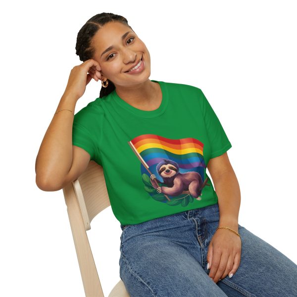 Tshirt Drapeau LGBT paresseux tenant un drapeau arc-en-ciel design amusant et mignon pour sensibilisation et inclusion LGBTQ+ shirt t-shirt - Image 94