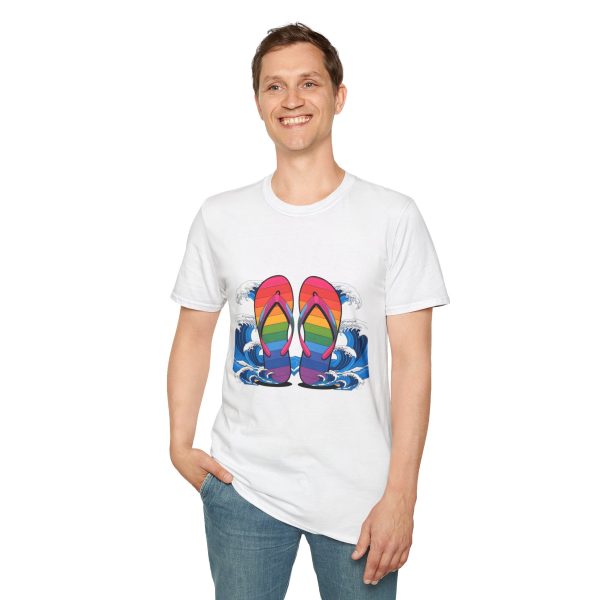 Tshirt LGBT+ tongs flottant dans l'eau design coloré et décontracté pour célébrer la fierté LGBTQ+ et l'amour universel shirt t-shirt - Image 19