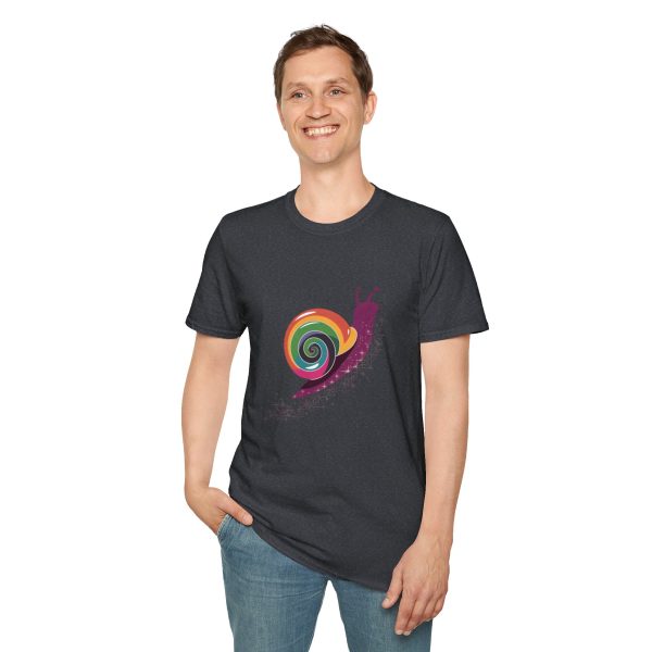 Tshirt Drapeau LGBT escargot assis sur un flocon de neige design mignon et coloré pour sensibilisation à la diversité LGBTQ+ shirt t-shirt - Image 7