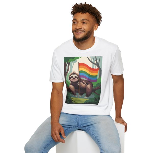 Tshirt Drapeau LGBT paresseux assis sur un arbre tenant un drapeau arc-en-ciel design décontracté et coloré pour fierté LGBTQ+ shirt t-shirt - Image 24