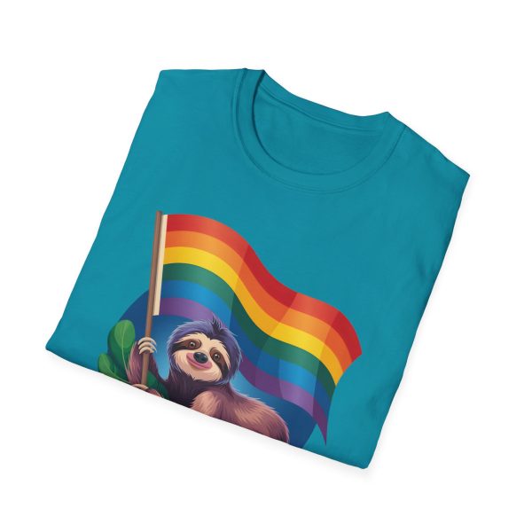 Tshirt Drapeau LGBT paresseux tenant un drapeau arc-en-ciel design amusant et mignon pour sensibilisation et inclusion LGBTQ+ shirt t-shirt - Image 100