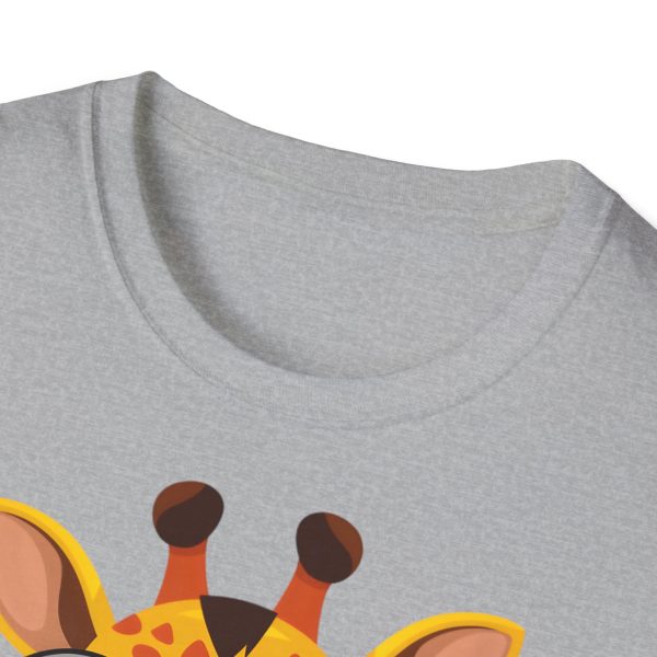 Tshirt LGBT+ girafe avec lunettes et coeur illustration colorée et amusante pour sensibilisation et soutien LGBTQ+ shirt t-shirt - Image 27