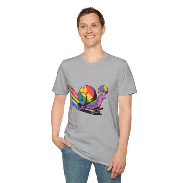 Tshirt LGBT+ escargot sur un skateboard avec roue arc-en-ciel design amusant et coloré pour célébrer la fierté LGBTQ+ shirt t-shirt - Image 31