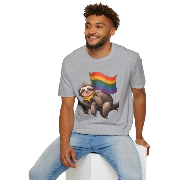 Tshirt Drapeau LGBT paresseux tenant un drapeau arc-en-ciel sur une branche design amusant pour soutien et sensibilisation LGBTQ+ t-shirt - Image 36