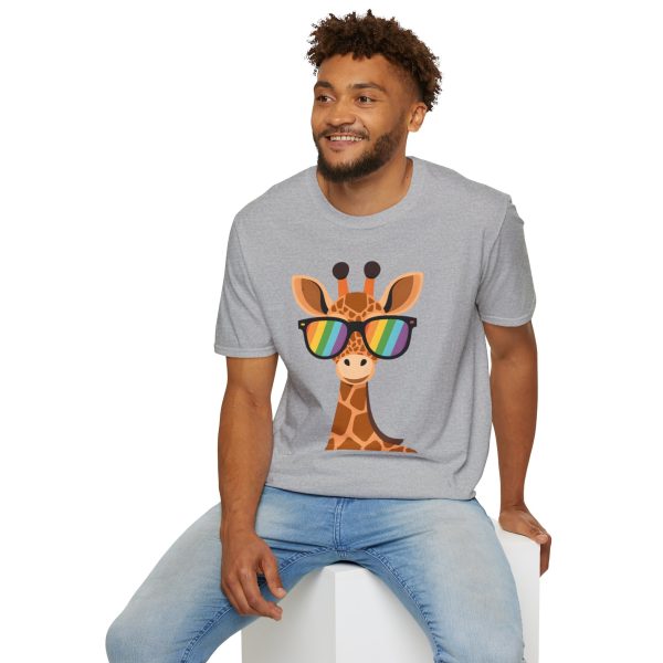 Tshirt LGBT+ girafe avec lunettes de soleil et rayure arc-en-ciel design humoristique et stylé pour fierté et soutien LGBTQ+ shirt t-shirt - Image 36