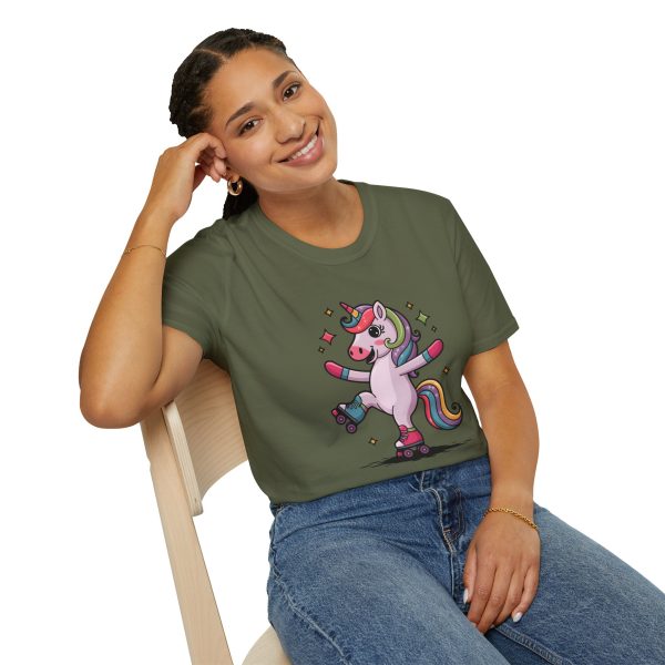 Tshirt LGBTQ+ licorne en skateboard sur fond noir design cool et coloré pour soutien à la fierté et diversité de la communauté LGBT+ t-shirt - Image 70