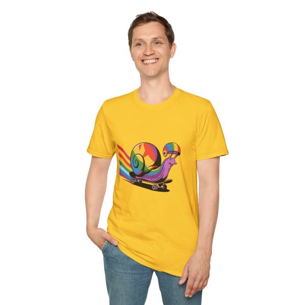 Tshirt LGBT+ escargot sur un skateboard avec roue arc-en-ciel design amusant et coloré pour célébrer la fierté LGBTQ+ shirt t-shirt - Image 55