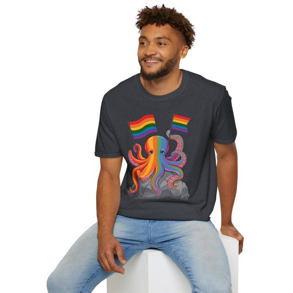 Tshirt LGBTQ+ pieuvre tenant un drapeau arc-en-ciel sur un rocher design vibrant et stylé pour sensibilisation et inclusion LGBTQ+ t-shirt - Image 12