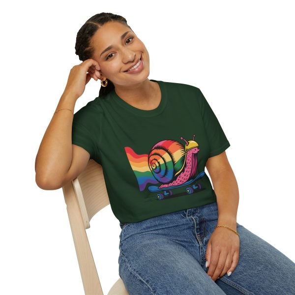 Tshirt LGBTQ+ escargot en skateboard avec fond arc-en-ciel design ludique et vibrant pour célébrer la fierté et inclusion LGBTQ+ t-shirt - Image 82