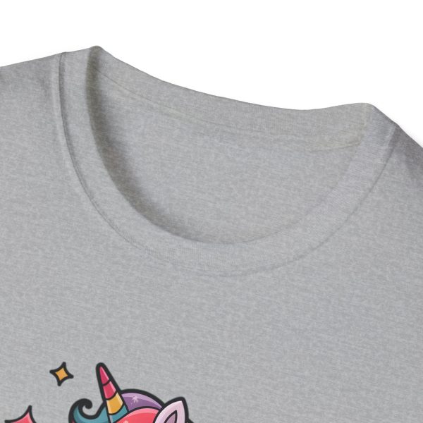 Tshirt LGBTQ+ licorne en skateboard sur fond noir design cool et coloré pour soutien à la fierté et diversité de la communauté LGBT+ t-shirt - Image 27