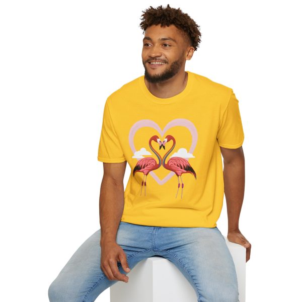 Tshirt LGBTQ+ flamants roses formant un coeur design symbolique et symbolique pour célébrer l'amour et la diversité LGBTQ+ shirt t-shirt - Image 60