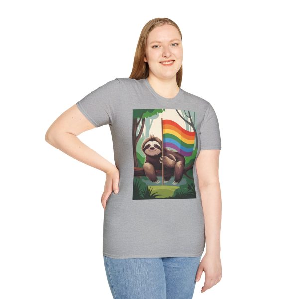 Tshirt Drapeau LGBT paresseux assis sur un arbre tenant un drapeau arc-en-ciel design décontracté et coloré pour fierté LGBTQ+ shirt t-shirt - Image 29