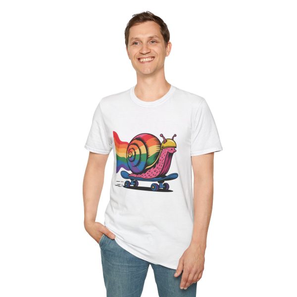 Tshirt LGBTQ+ escargot en skateboard avec fond arc-en-ciel design ludique et vibrant pour célébrer la fierté et inclusion LGBTQ+ t-shirt - Image 19