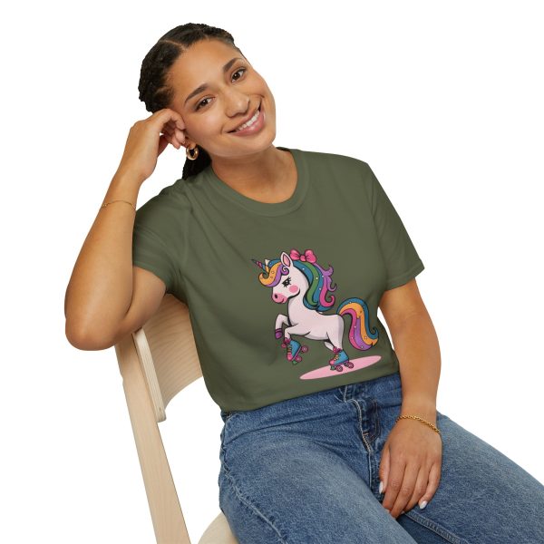 Tshirt Drapeau LGBT licorne sur un skateboard sur fond noir design vibrant et stylé pour sensibilisation à la diversité LGBTQ+ shirt t-shirt - Image 70