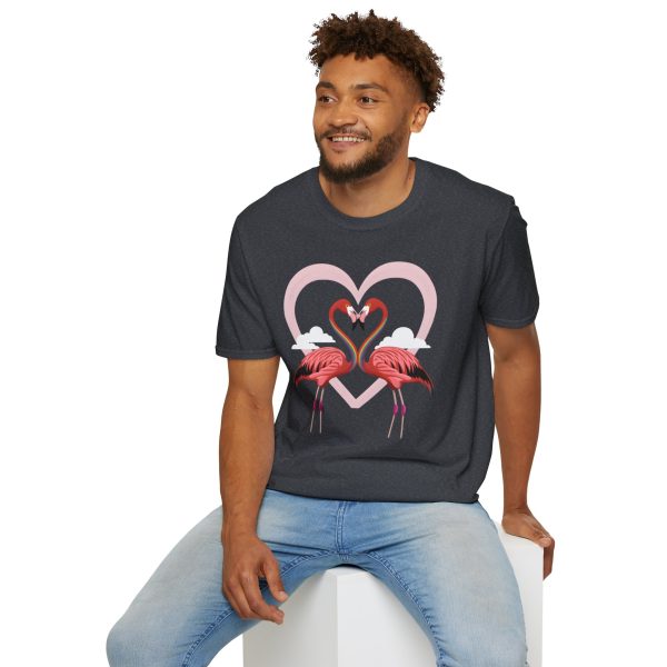 Tshirt LGBTQ+ flamants roses formant un coeur design symbolique et symbolique pour célébrer l'amour et la diversité LGBTQ+ shirt t-shirt - Image 12