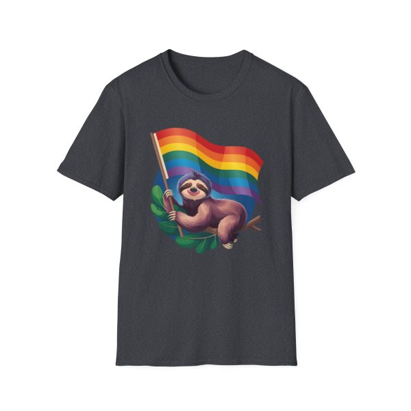 Tshirt Drapeau LGBT paresseux tenant un drapeau arc-en-ciel design amusant et mignon pour sensibilisation et inclusion LGBTQ+ shirt t-shirt