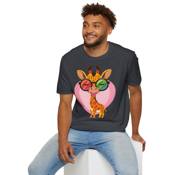 Tshirt LGBT+ girafe avec lunettes et coeur illustration colorée et amusante pour sensibilisation et soutien LGBTQ+ shirt t-shirt - Image 12