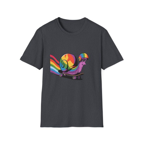 Tshirt LGBT+ escargot sur un skateboard avec roue arc-en-ciel design amusant et coloré pour célébrer la fierté LGBTQ+ shirt t-shirt