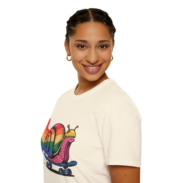 Tshirt LGBTQ+ escargot en skateboard avec fond arc-en-ciel design ludique et vibrant pour célébrer la fierté et inclusion LGBTQ+ t-shirt - Image 45