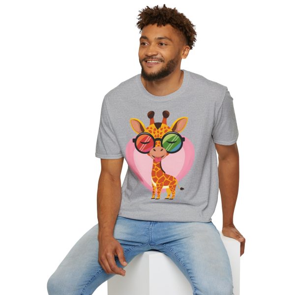 Tshirt LGBT+ girafe avec lunettes et coeur illustration colorée et amusante pour sensibilisation et soutien LGBTQ+ shirt t-shirt - Image 36