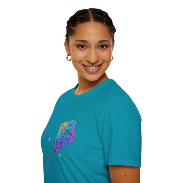 Tshirt Drapeau LGBT cerf-volant coloré volant dans la nuit design symbolique pour célébrer la liberté et la fierté LGBTQ+ shirt t-shirt - Image 105