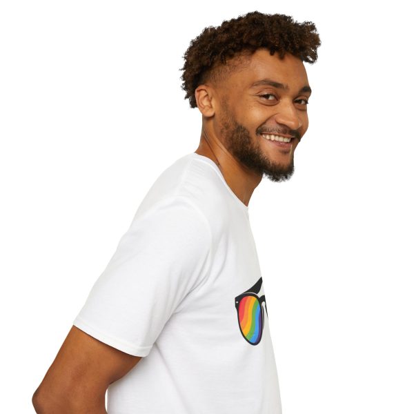 Tshirt LGBT+ lunettes de soleil arc-en-ciel sur fond noir design éclatant pour célébrer la fierté et diversité LGBTQ+ shirt t-shirt - Image 23