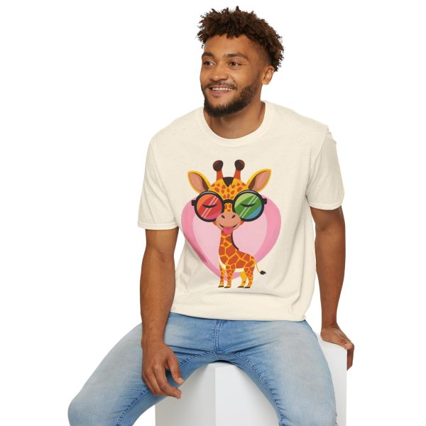 Tshirt LGBT+ girafe avec lunettes et coeur illustration colorée et amusante pour sensibilisation et soutien LGBTQ+ shirt t-shirt - Image 48