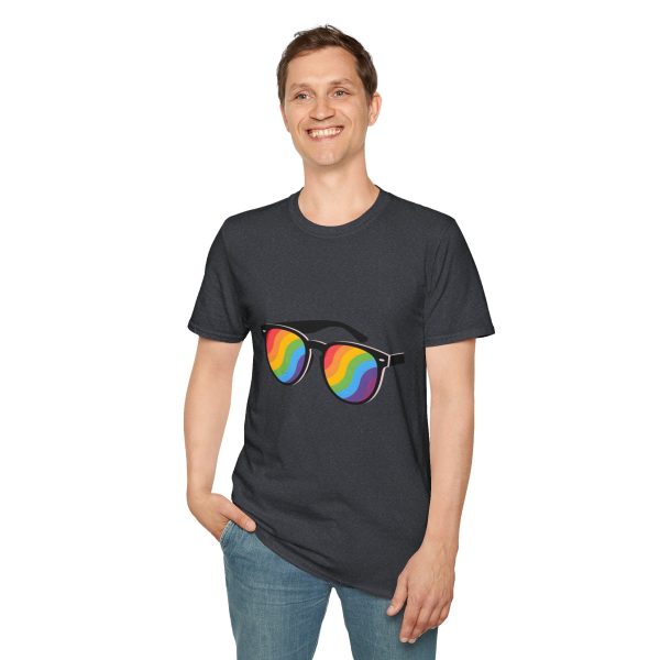 Tshirt LGBT+ lunettes de soleil arc-en-ciel sur fond noir design éclatant pour célébrer la fierté et diversité LGBTQ+ shirt t-shirt - Image 7