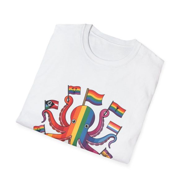 Tshirt Drapeau LGBT pieuvre tenant un drapeau arc-en-ciel et d'autres drapeaux design coloré et amusant pour célébrer LGBTQ+ shirt t-shirt - Image 16