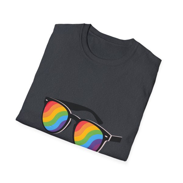 Tshirt LGBT+ lunettes de soleil arc-en-ciel sur fond noir design éclatant pour célébrer la fierté et diversité LGBTQ+ shirt t-shirt - Image 4