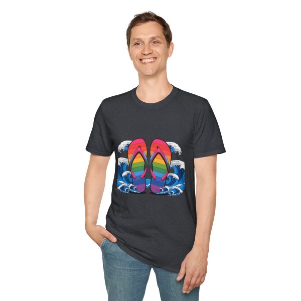 Tshirt LGBT+ tongs flottant dans l'eau design coloré et décontracté pour célébrer la fierté LGBTQ+ et l'amour universel shirt t-shirt - Image 7