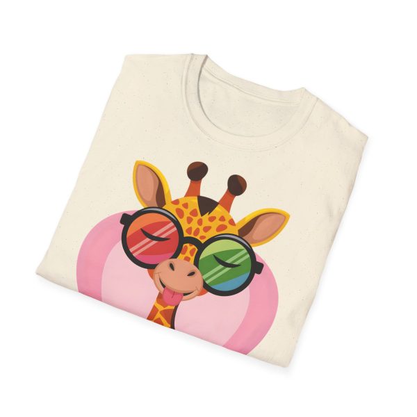 Tshirt LGBT+ girafe avec lunettes et coeur illustration colorée et amusante pour sensibilisation et soutien LGBTQ+ shirt t-shirt - Image 40