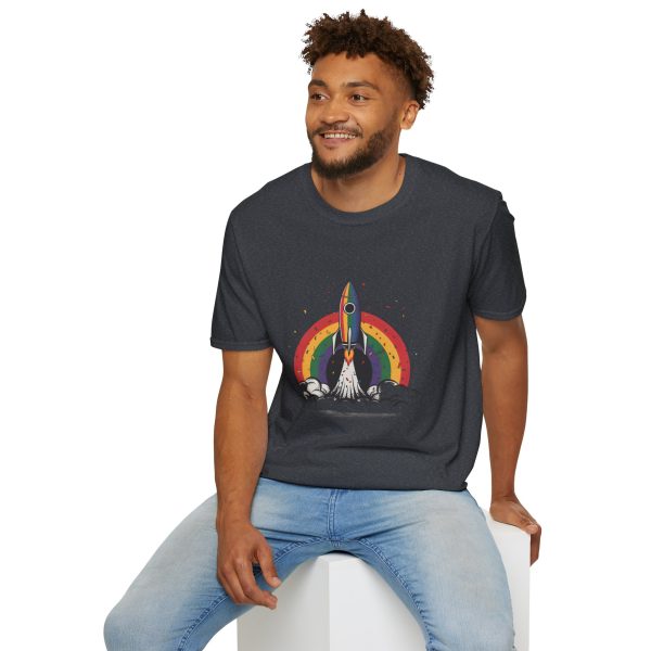 Tshirt LGBT+ fusée avec arc-en-ciel en arrière-plan design futuriste et coloré pour fierté et soutien à la communauté LGBTQ+ shirt t-shirt - Image 12