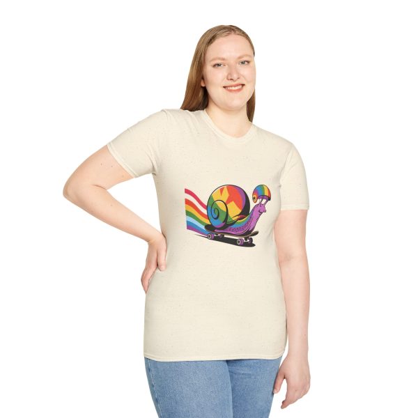 Tshirt LGBT+ escargot sur un skateboard avec roue arc-en-ciel design amusant et coloré pour célébrer la fierté LGBTQ+ shirt t-shirt - Image 41