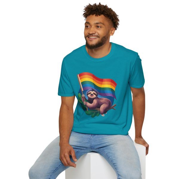 Tshirt Drapeau LGBT paresseux tenant un drapeau arc-en-ciel design amusant et mignon pour sensibilisation et inclusion LGBTQ+ shirt t-shirt - Image 108