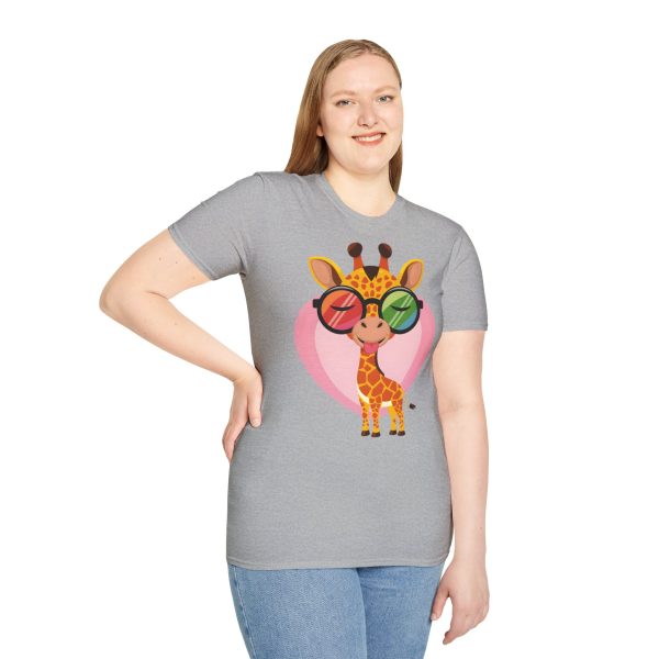 Tshirt LGBT+ girafe avec lunettes et coeur illustration colorée et amusante pour sensibilisation et soutien LGBTQ+ shirt t-shirt - Image 29