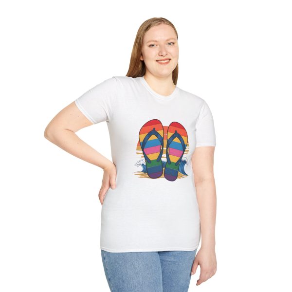 Tshirt LGBTQ+ tongs sur la plage design décontracté et estival pour célébrer la fierté et la diversité LGBTQ+ shirt t-shirt - Image 17